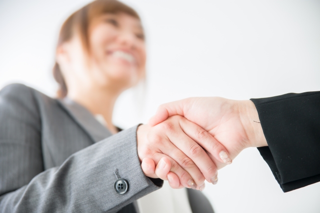 打ち合わせが成功し握手している画像