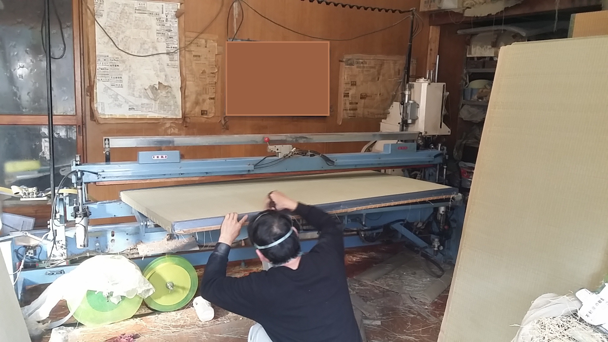 畳の製造作業をしている画像